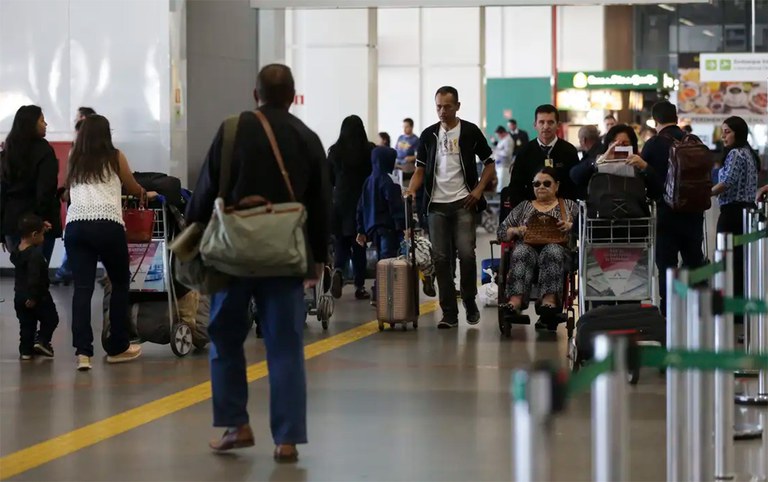 Transporte aéreo de passageiros bate recorde e supera nível pré-pandemia no Brasil